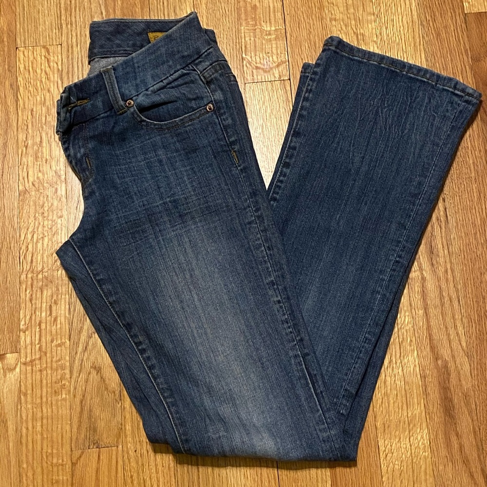 Seven Jeans! Regular Bootcut, stylish and hip.